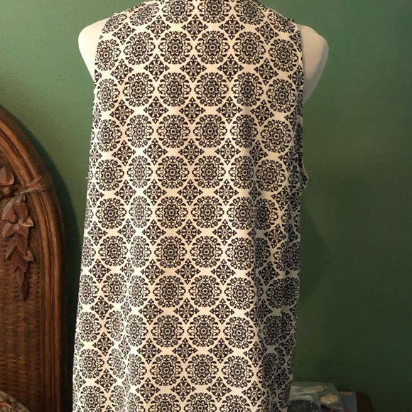 White & Black Scroll Print Long Length Sleeveless Blouse - Picture 5 of 7